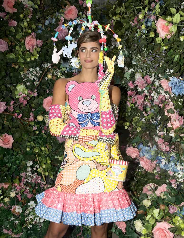 Moschino: Ready-to-wear SS22 - 10 Magazine